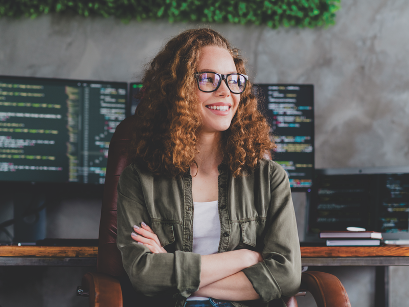 Mujer programadora trabajando inspirada